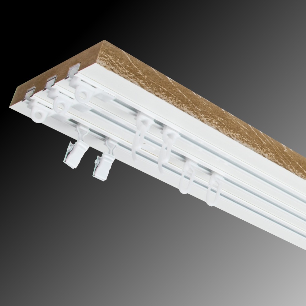 Trojkolejnice s kovovou drážkou.